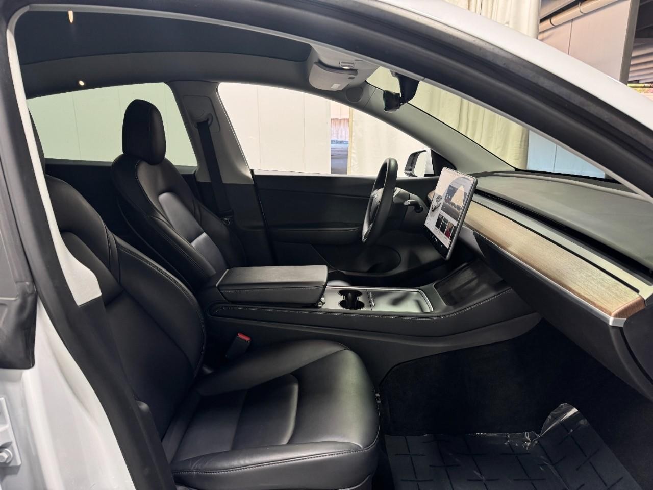 Tesla Model Y Vehicle Full-screen Gallery Image 16