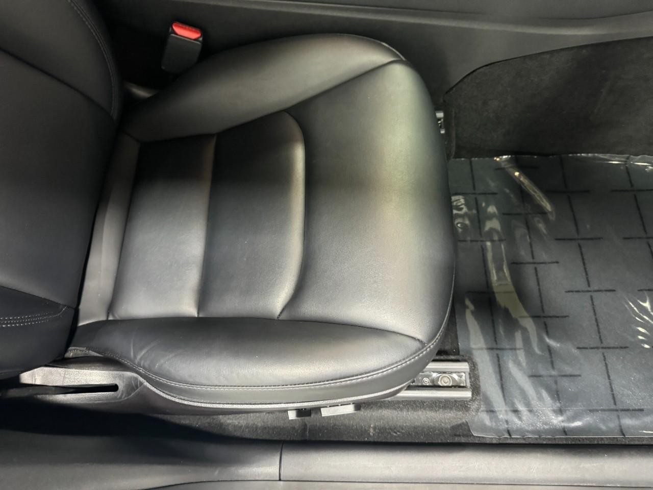 Tesla Model Y Vehicle Full-screen Gallery Image 17