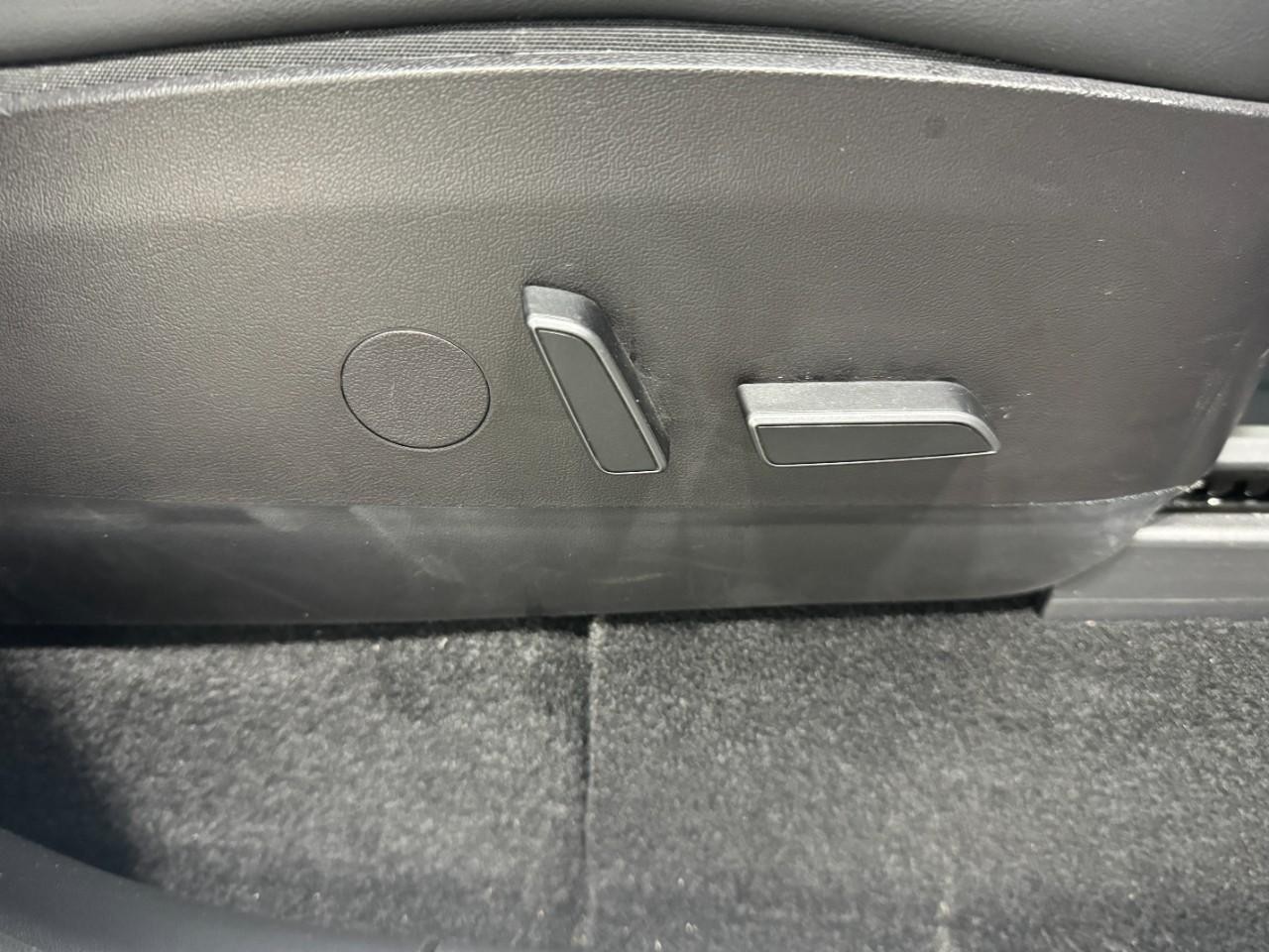 Tesla Model Y Vehicle Full-screen Gallery Image 18