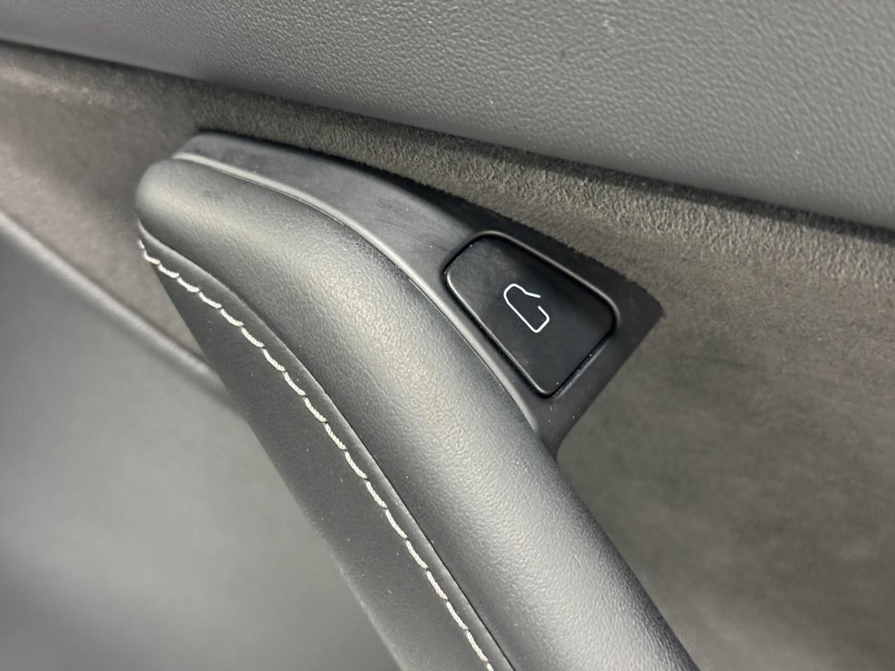 Tesla Model Y Vehicle Full-screen Gallery Image 19