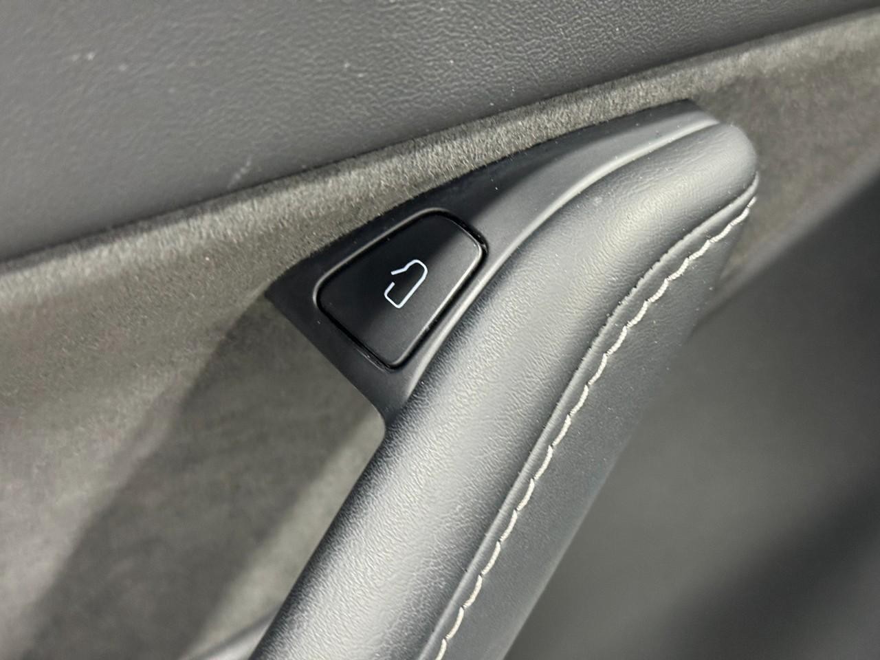 Tesla Model Y Vehicle Full-screen Gallery Image 21