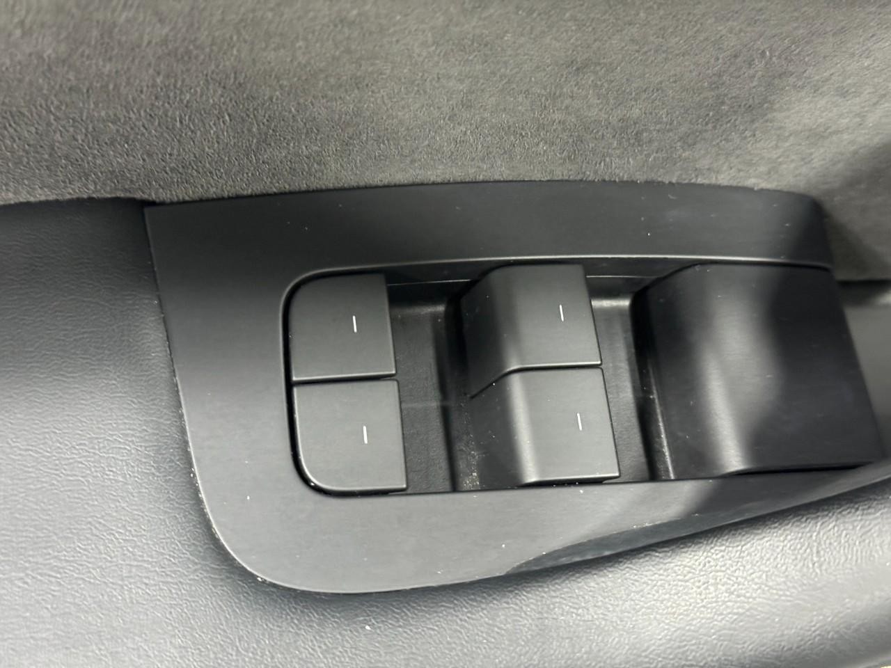 Tesla Model Y Vehicle Full-screen Gallery Image 22