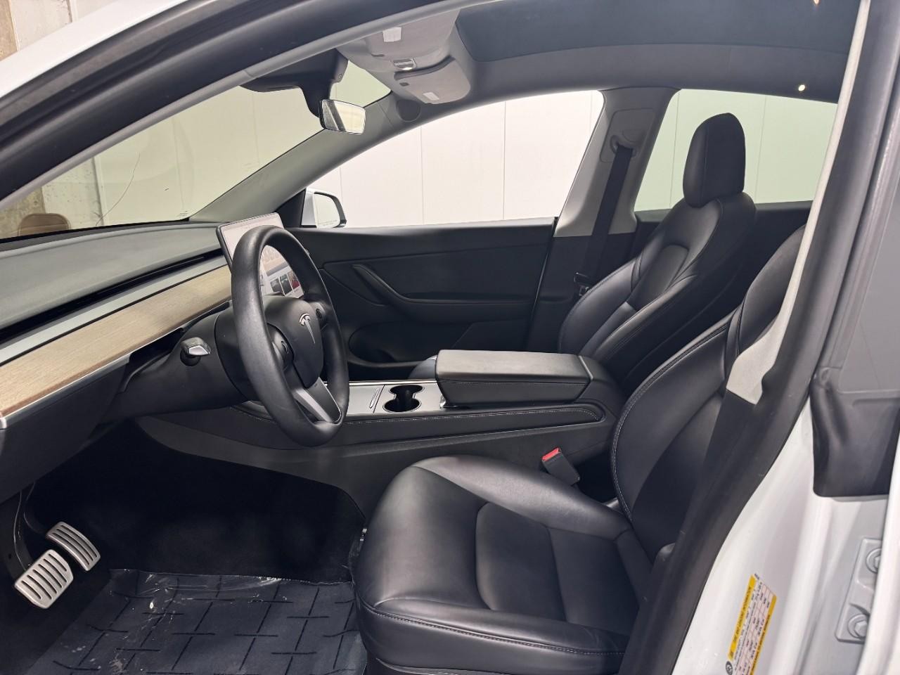 Tesla Model Y Vehicle Full-screen Gallery Image 23