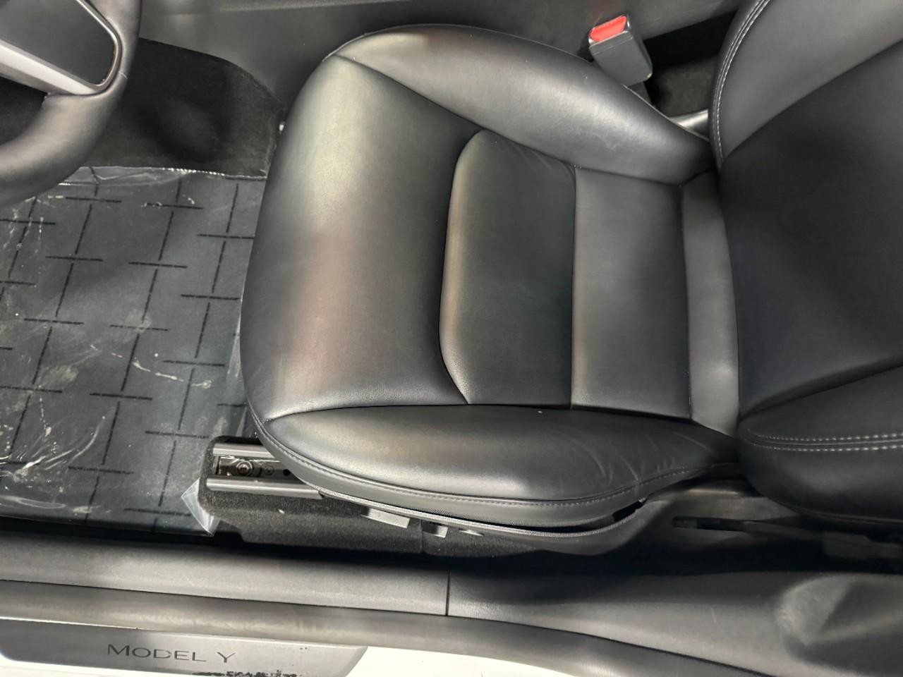 Tesla Model Y Vehicle Full-screen Gallery Image 24