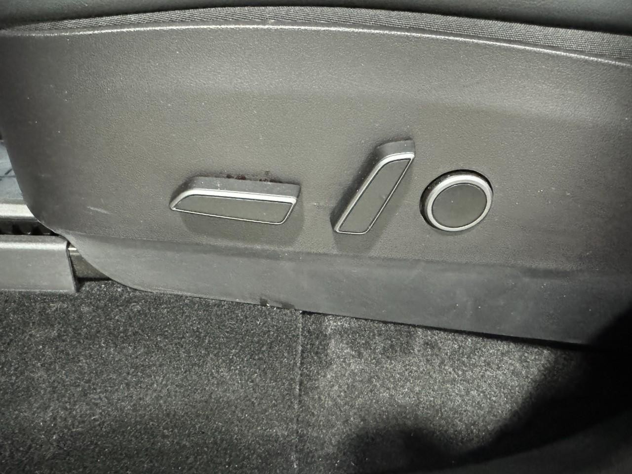 Tesla Model Y Vehicle Full-screen Gallery Image 25