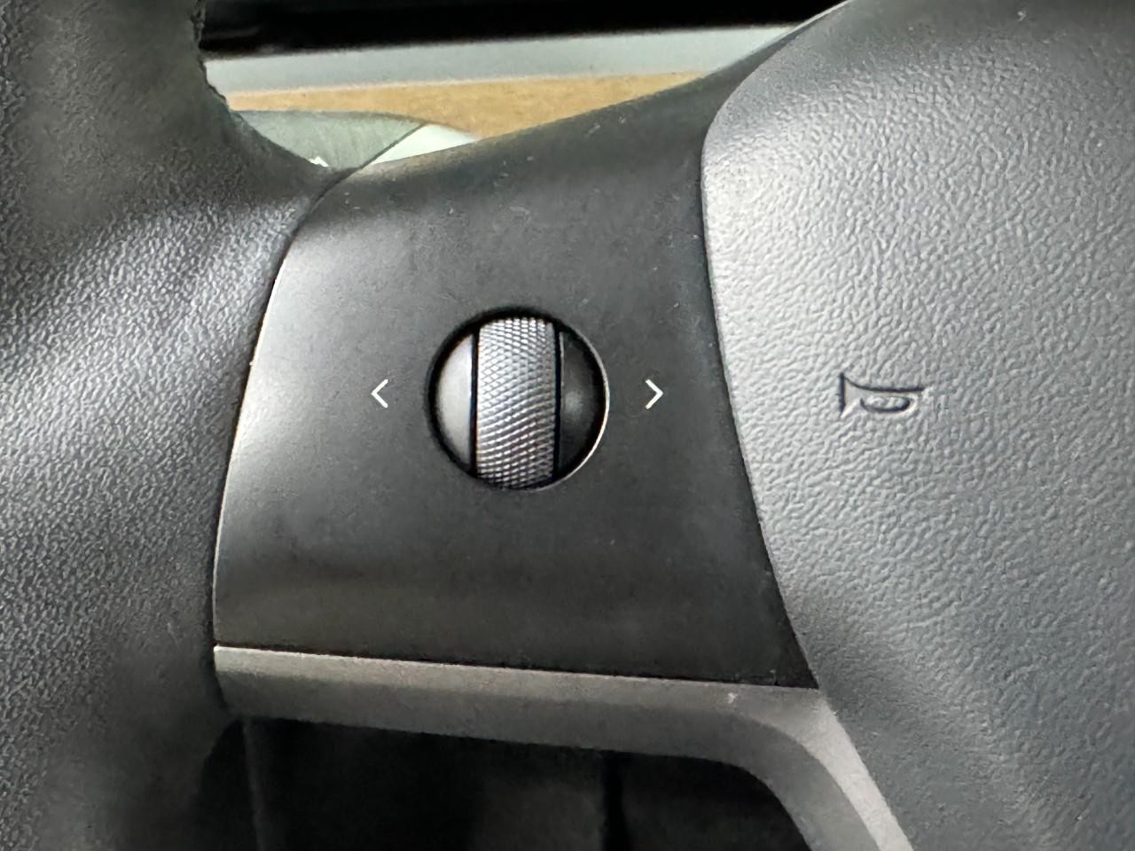 Tesla Model Y Vehicle Full-screen Gallery Image 26