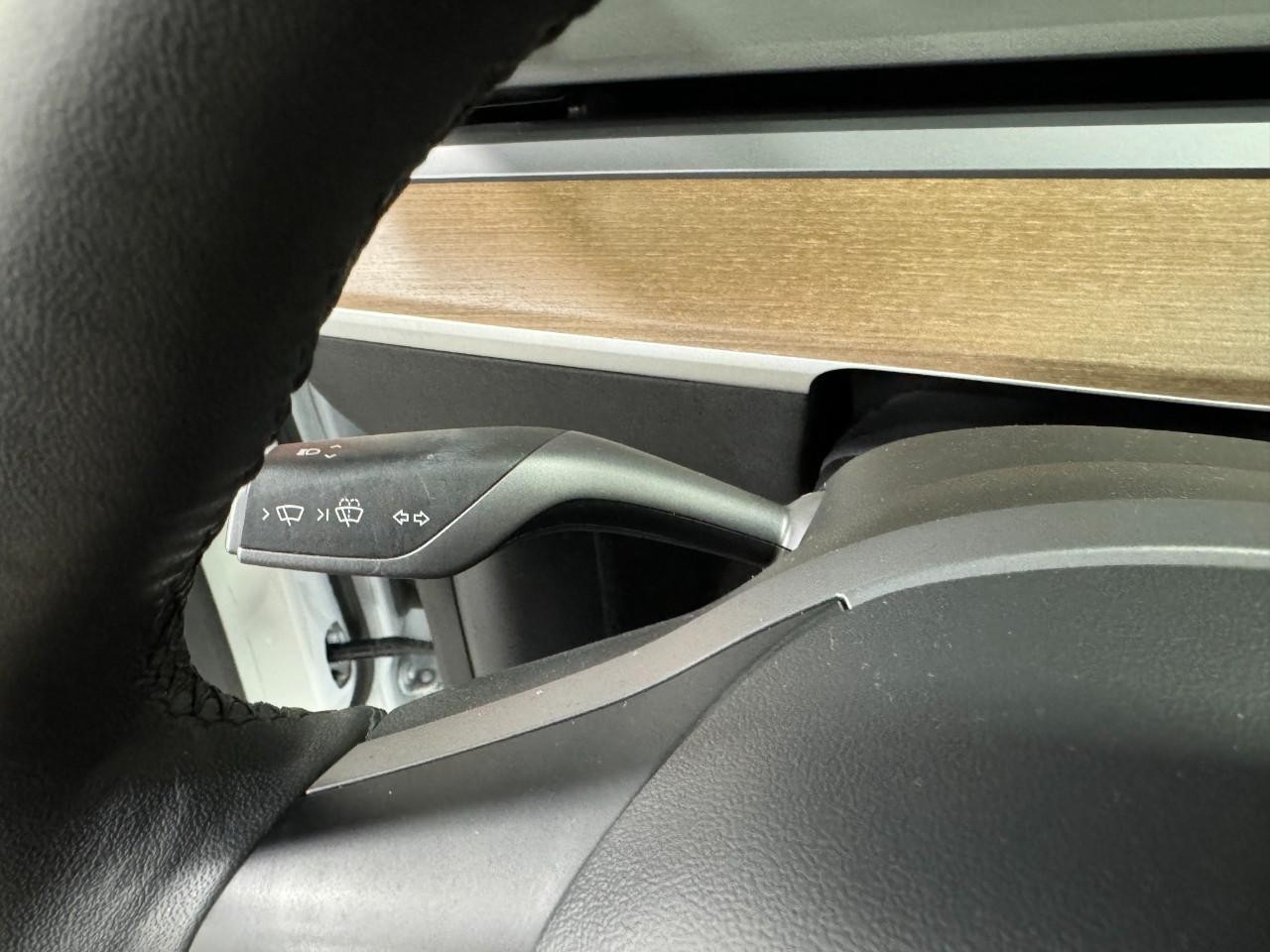 Tesla Model Y Vehicle Full-screen Gallery Image 28