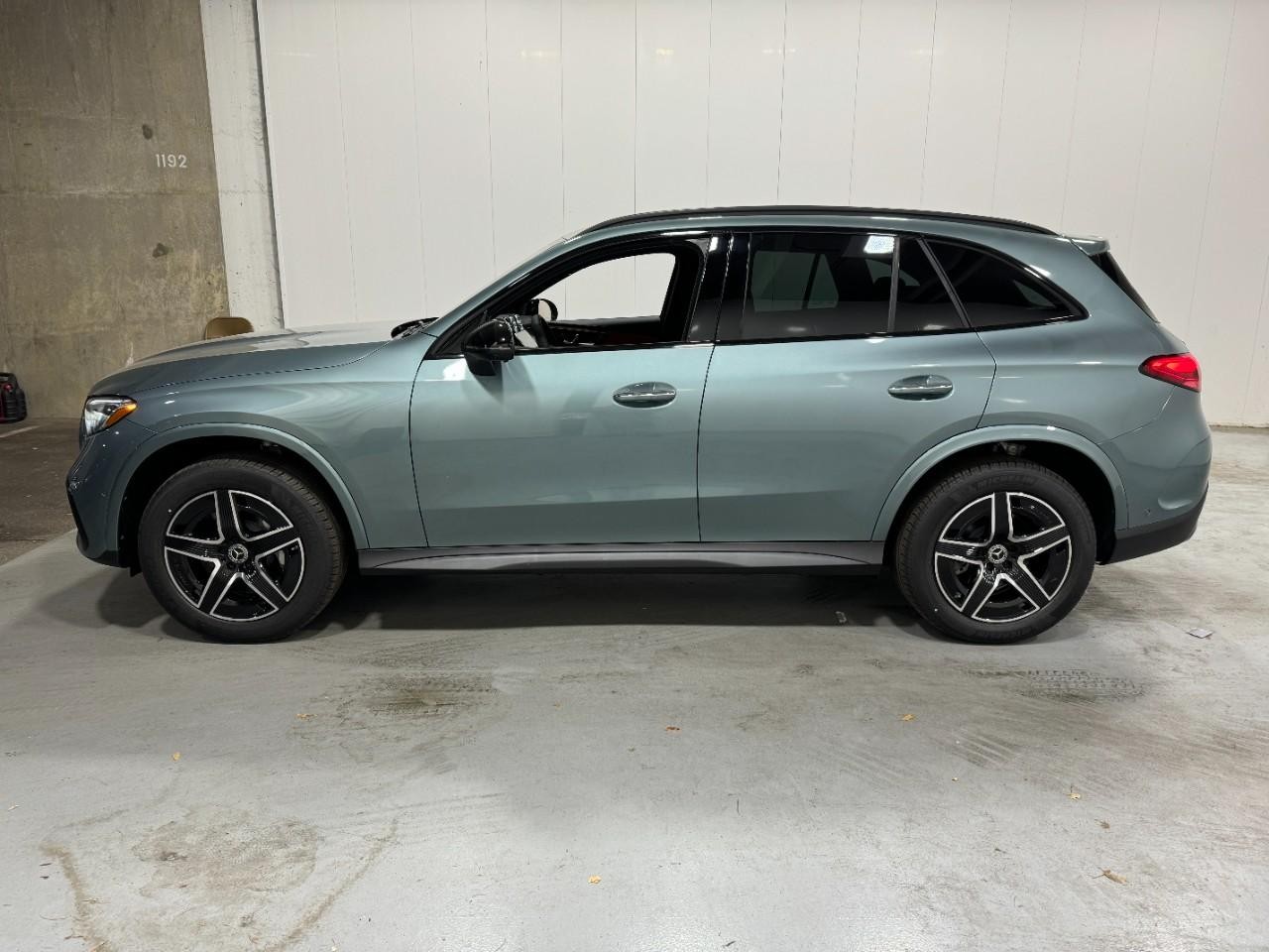 Mercedes-Benz GLC Vehicle Full-screen Gallery Image 2