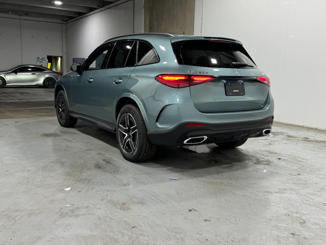 Mercedes-Benz GLC Vehicle Full-screen Gallery Image 3