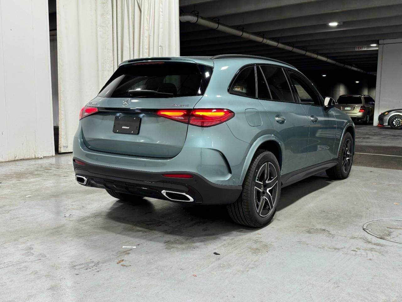 Mercedes-Benz GLC Vehicle Full-screen Gallery Image 4