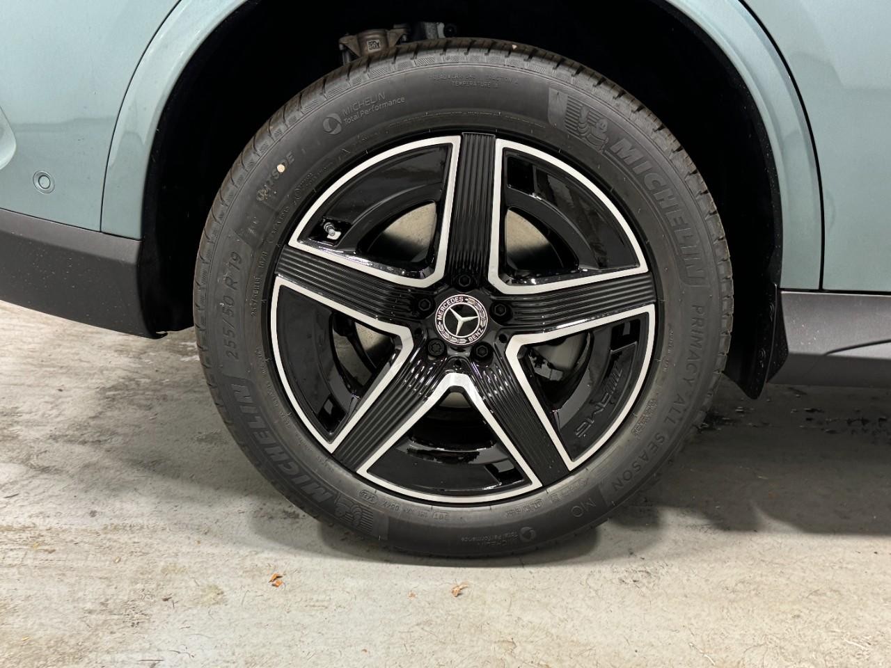 Mercedes-Benz GLC Vehicle Full-screen Gallery Image 5