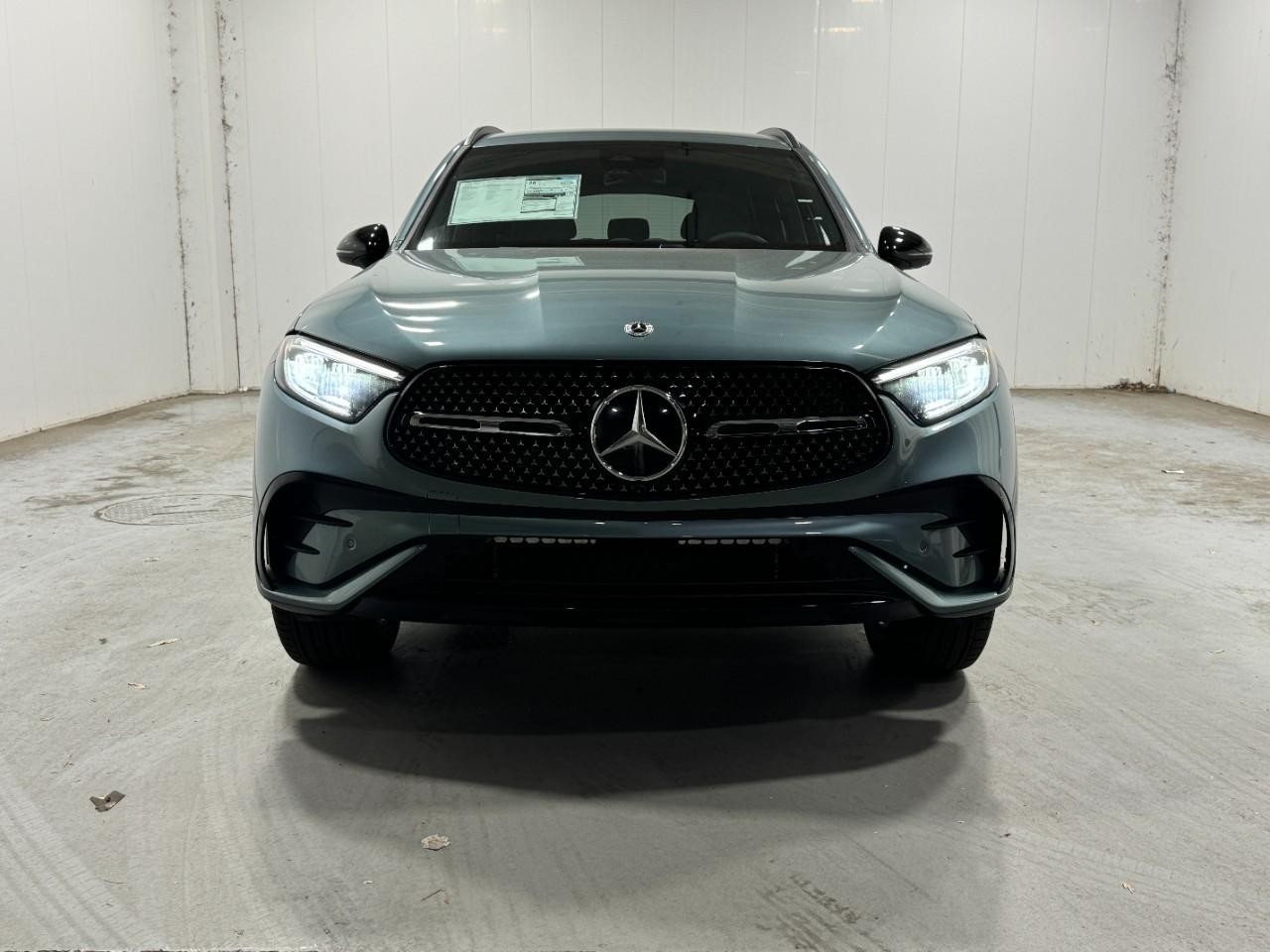 Mercedes-Benz GLC Vehicle Full-screen Gallery Image 7