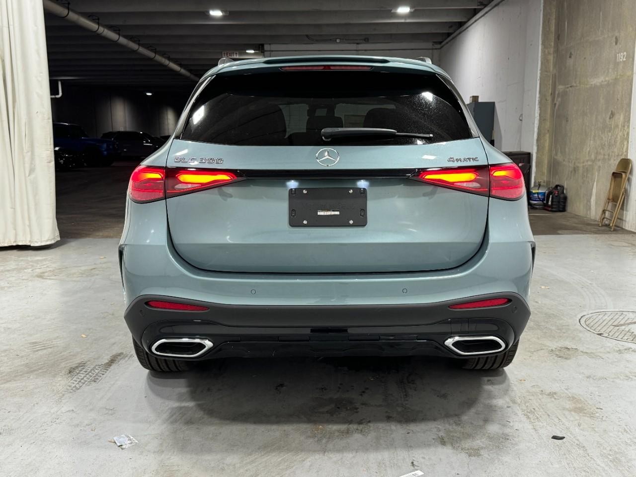 Mercedes-Benz GLC Vehicle Full-screen Gallery Image 9