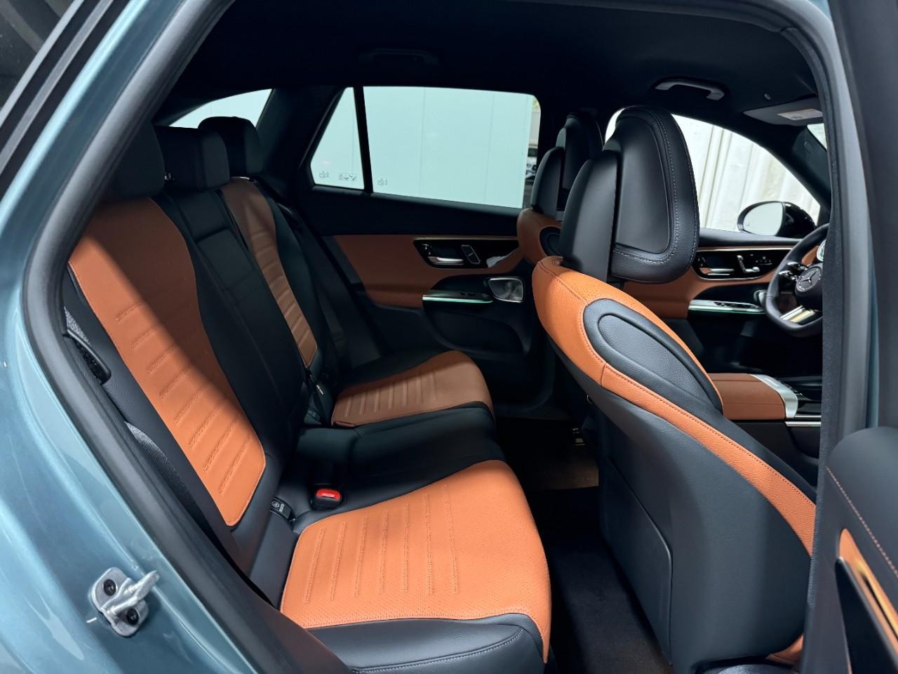 Mercedes-Benz GLC Vehicle Full-screen Gallery Image 10