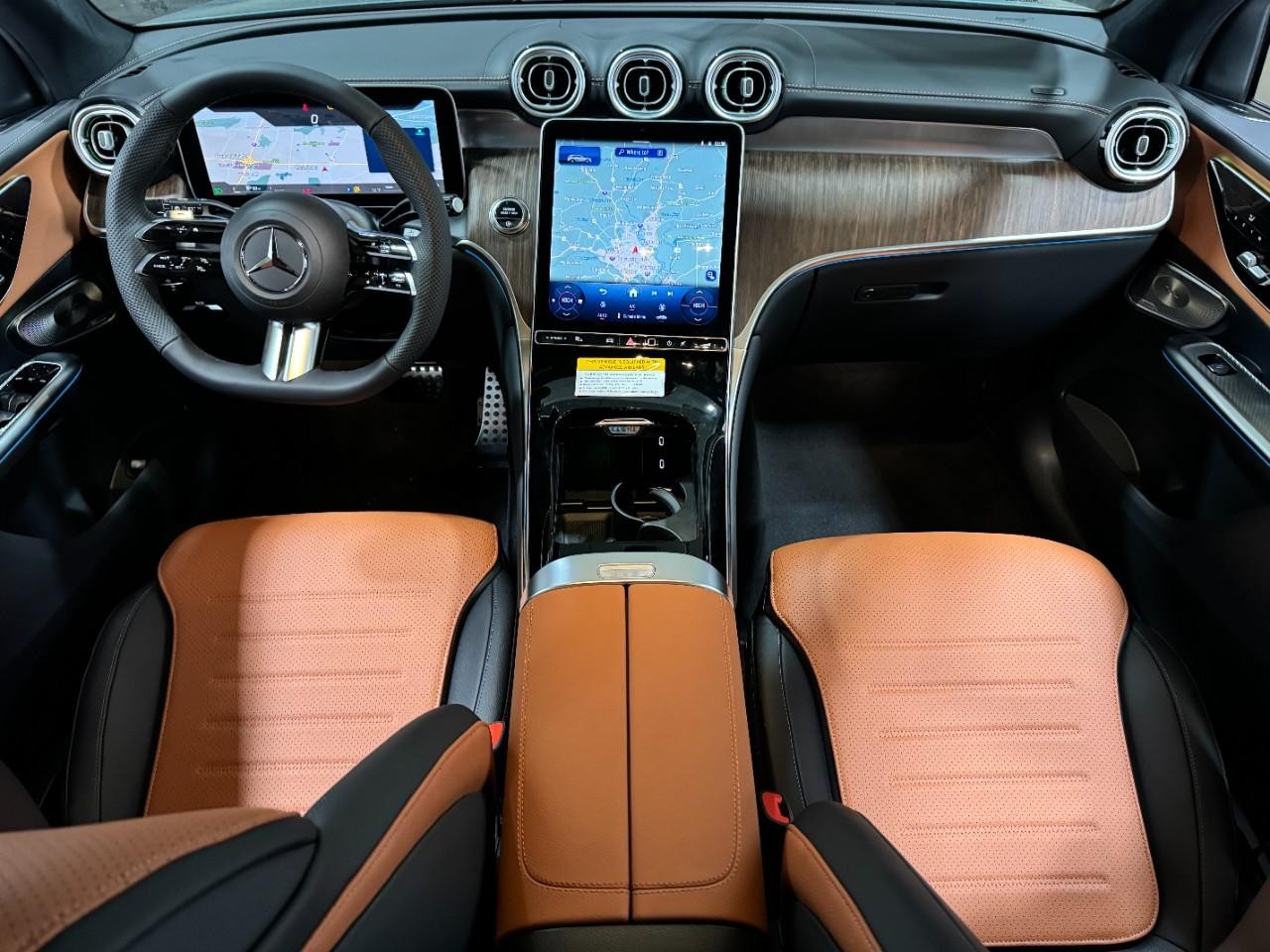 Mercedes-Benz GLC Vehicle Full-screen Gallery Image 11