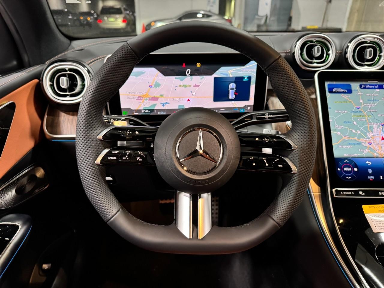 Mercedes-Benz GLC Vehicle Full-screen Gallery Image 12