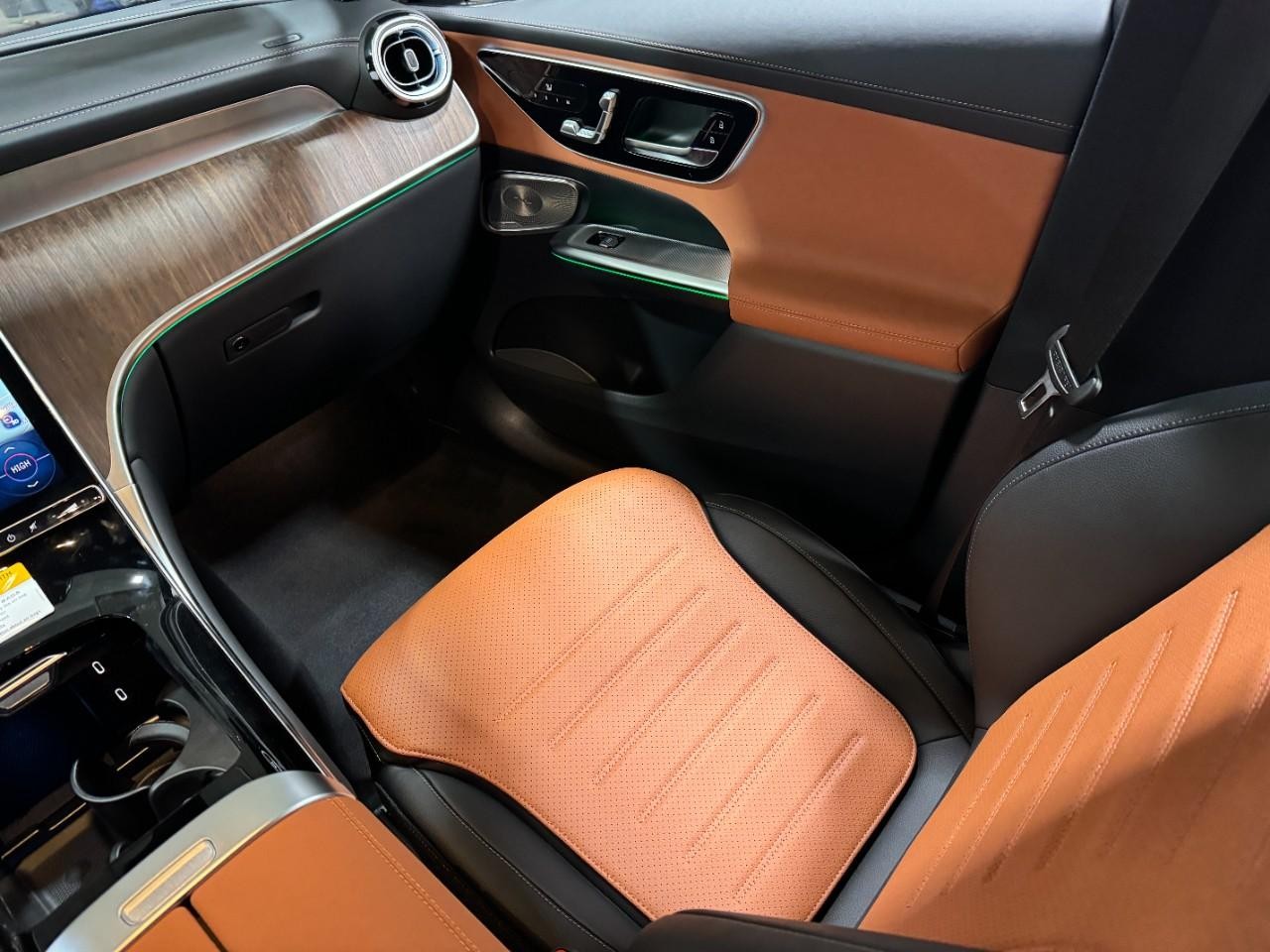 Mercedes-Benz GLC Vehicle Full-screen Gallery Image 14