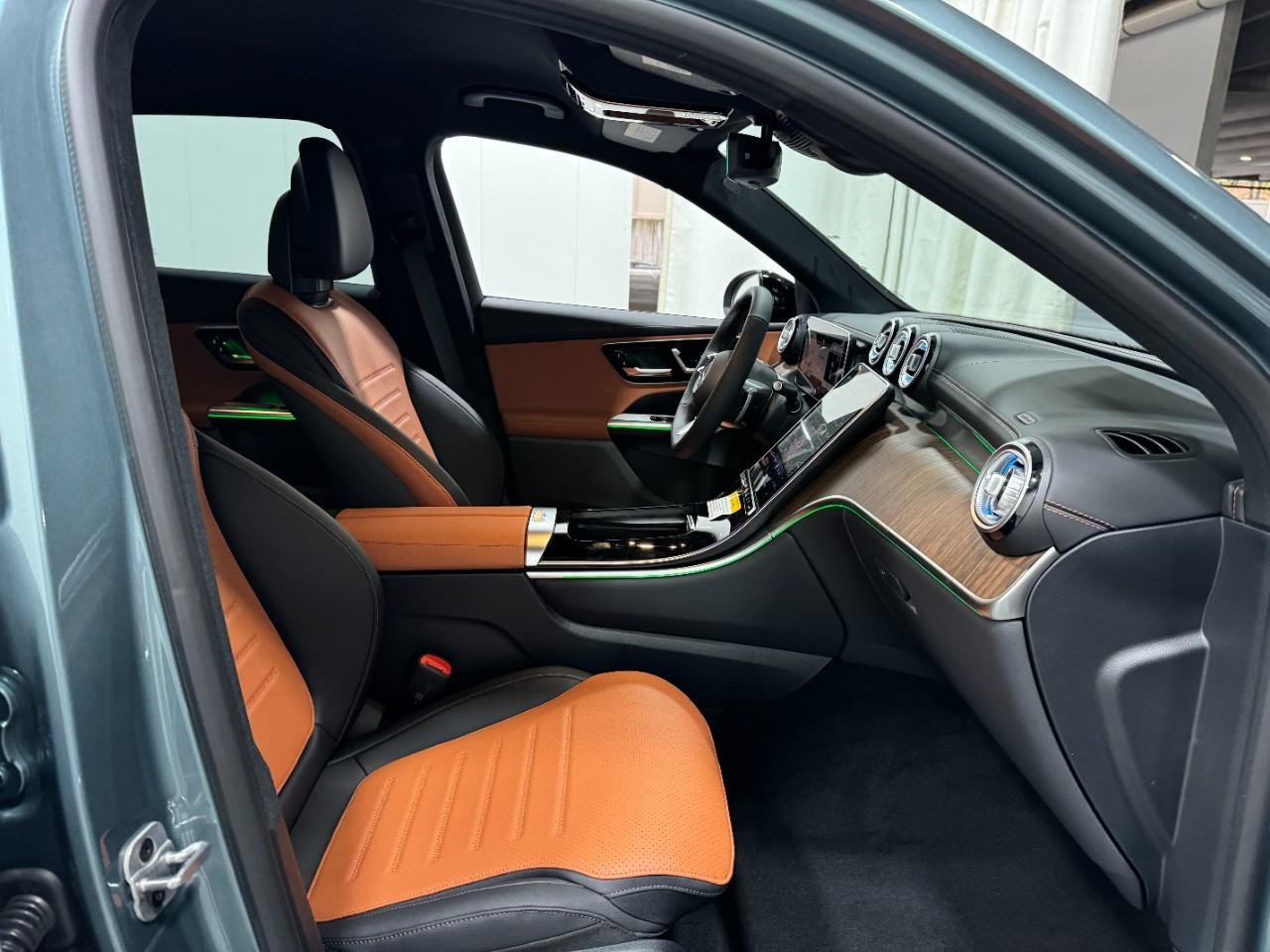 Mercedes-Benz GLC Vehicle Full-screen Gallery Image 15