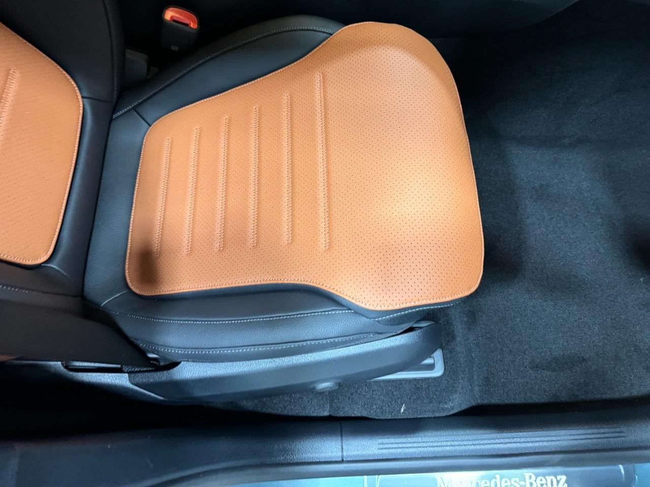 Mercedes-Benz GLC Vehicle Full-screen Gallery Image 16