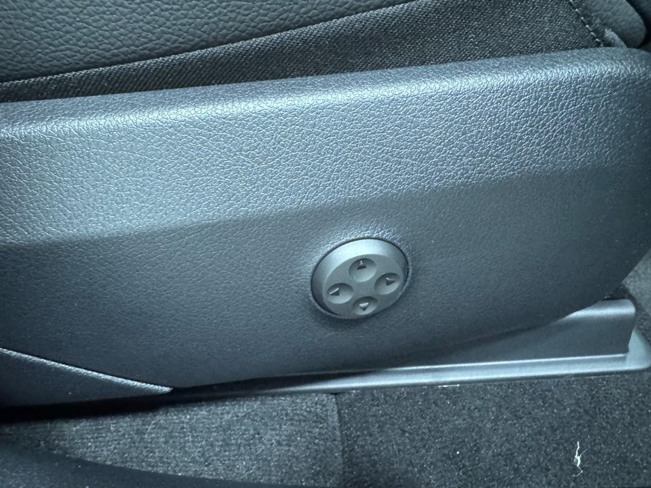 Mercedes-Benz GLC Vehicle Full-screen Gallery Image 17