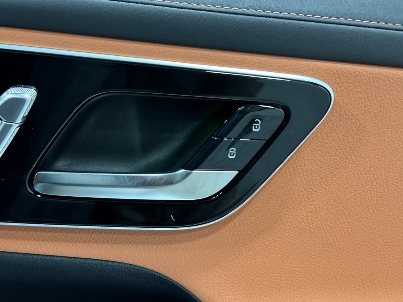 Mercedes-Benz GLC Vehicle Full-screen Gallery Image 19