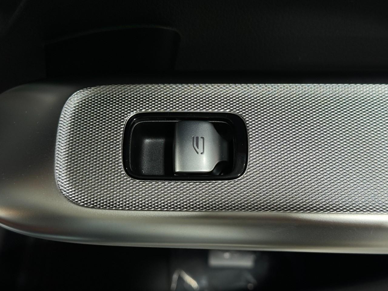 Mercedes-Benz GLC Vehicle Full-screen Gallery Image 20