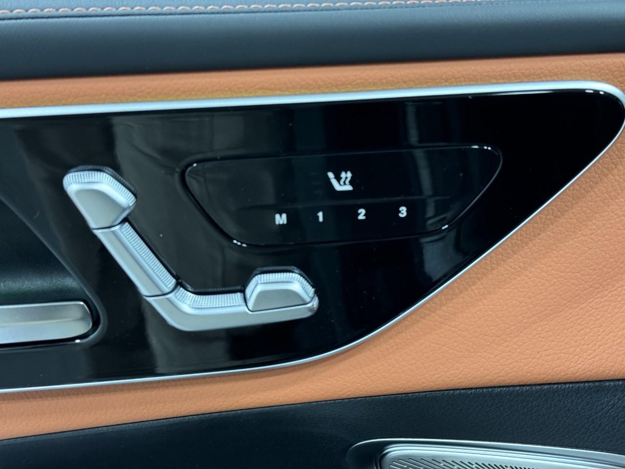 Mercedes-Benz GLC Vehicle Full-screen Gallery Image 21