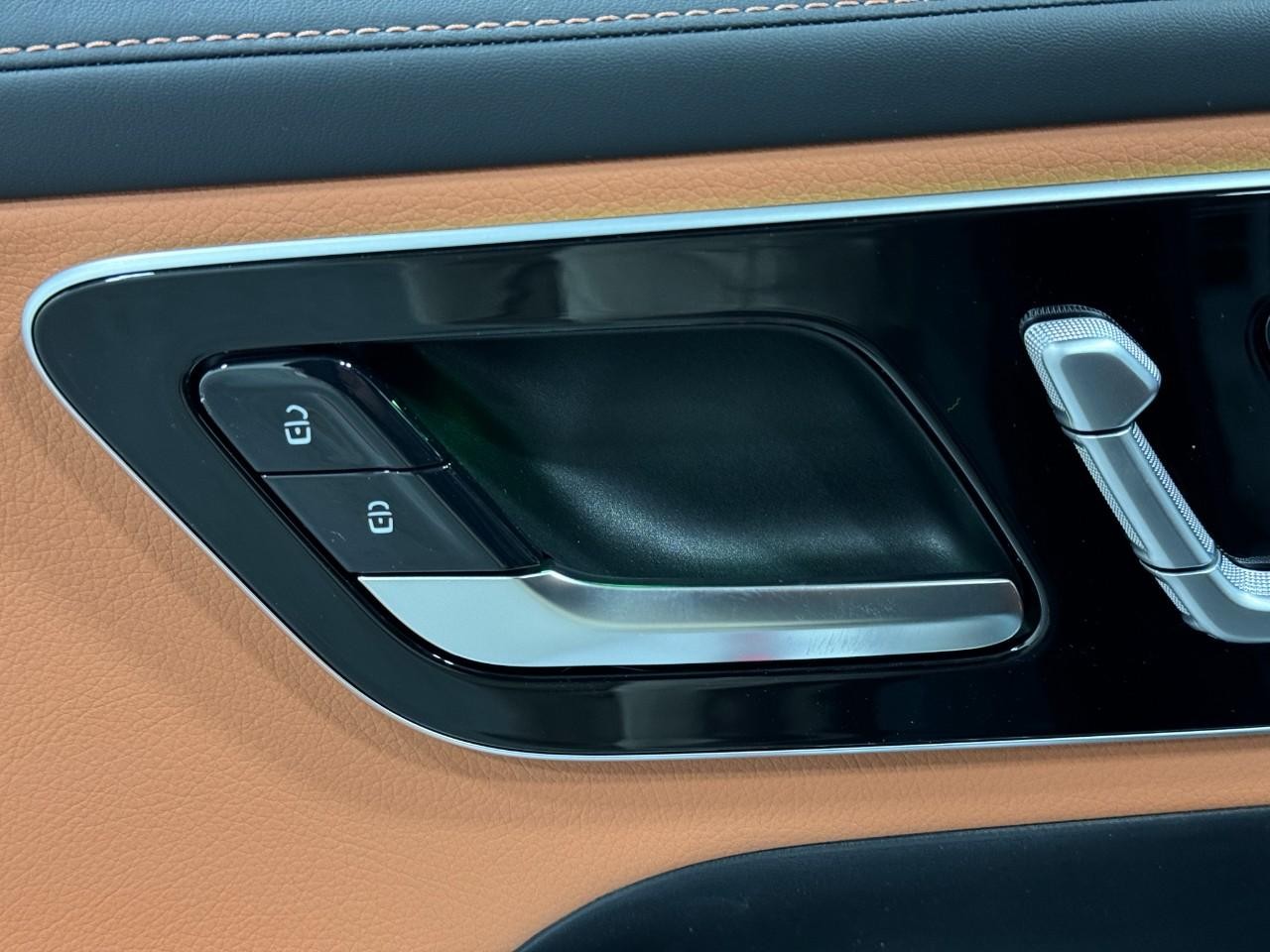 Mercedes-Benz GLC Vehicle Full-screen Gallery Image 22