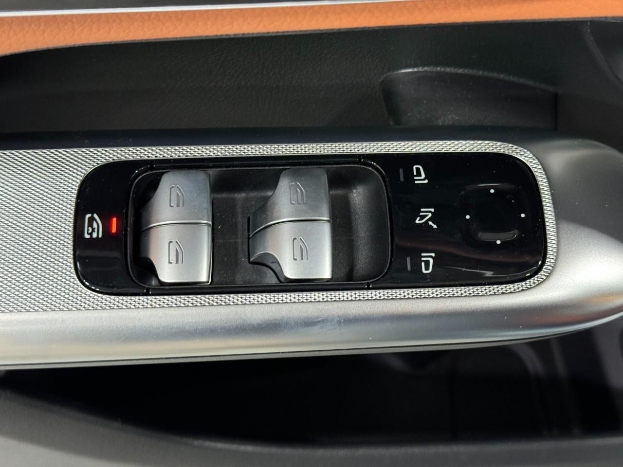 Mercedes-Benz GLC Vehicle Full-screen Gallery Image 23