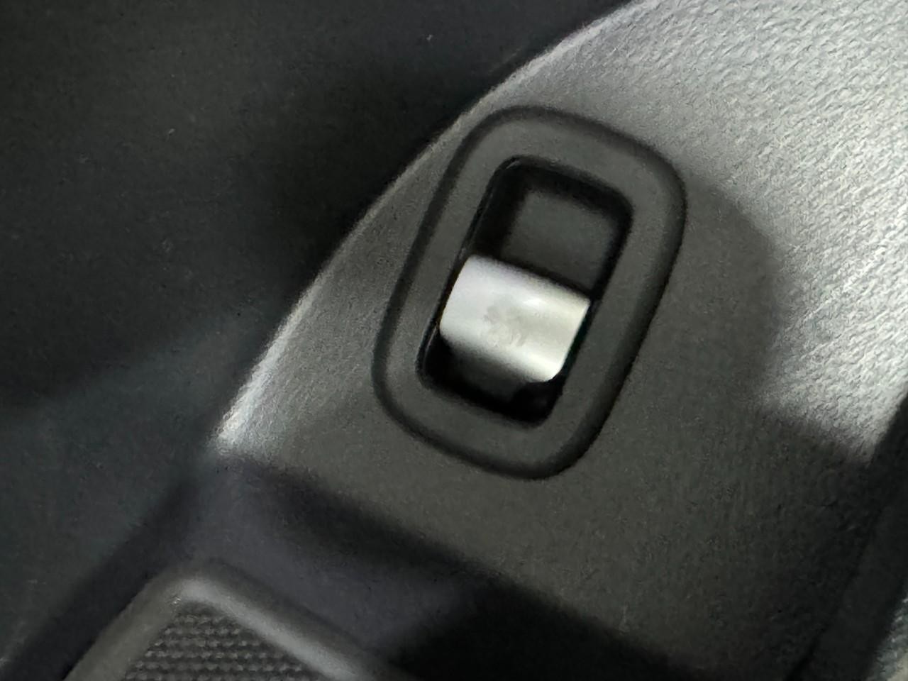 Mercedes-Benz GLC Vehicle Full-screen Gallery Image 25