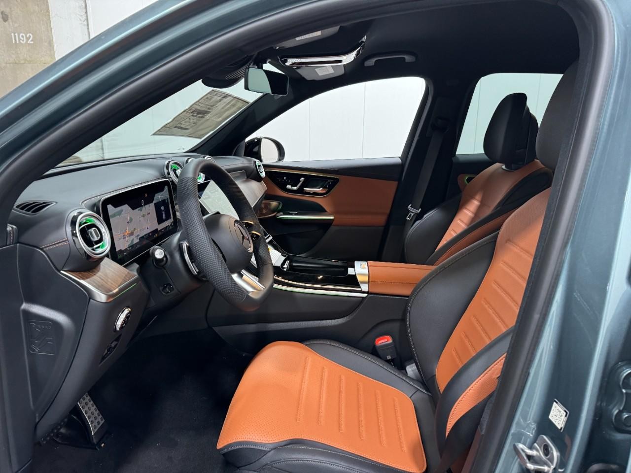 Mercedes-Benz GLC Vehicle Full-screen Gallery Image 26