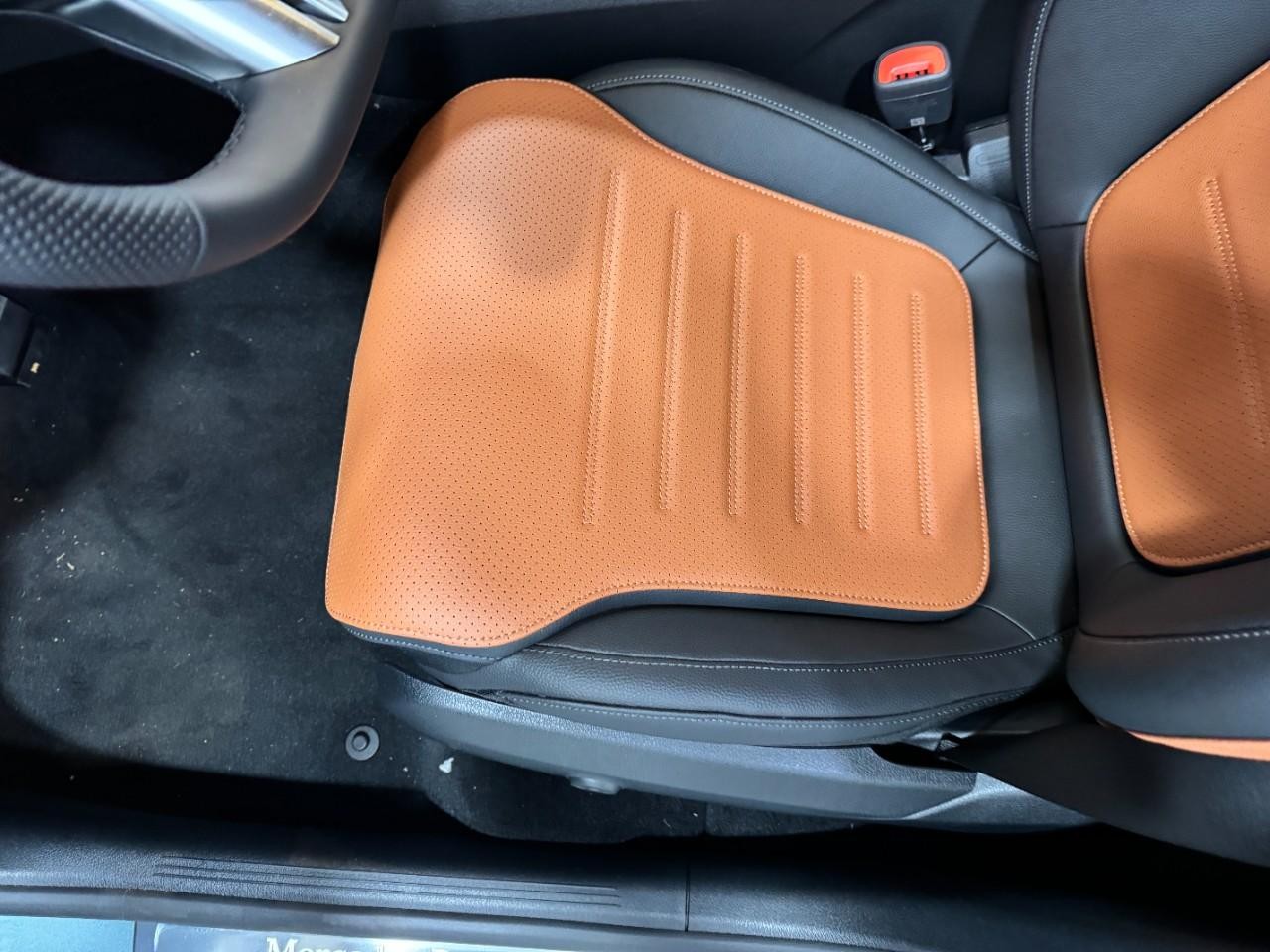 Mercedes-Benz GLC Vehicle Full-screen Gallery Image 27