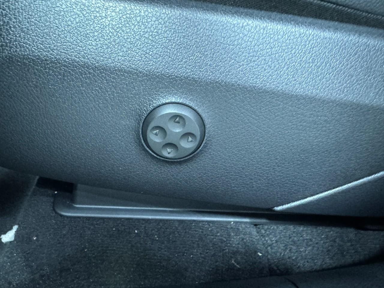 Mercedes-Benz GLC Vehicle Full-screen Gallery Image 28