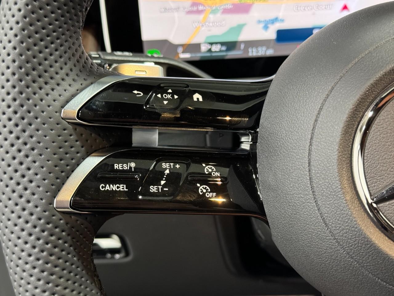 Mercedes-Benz GLC Vehicle Full-screen Gallery Image 30