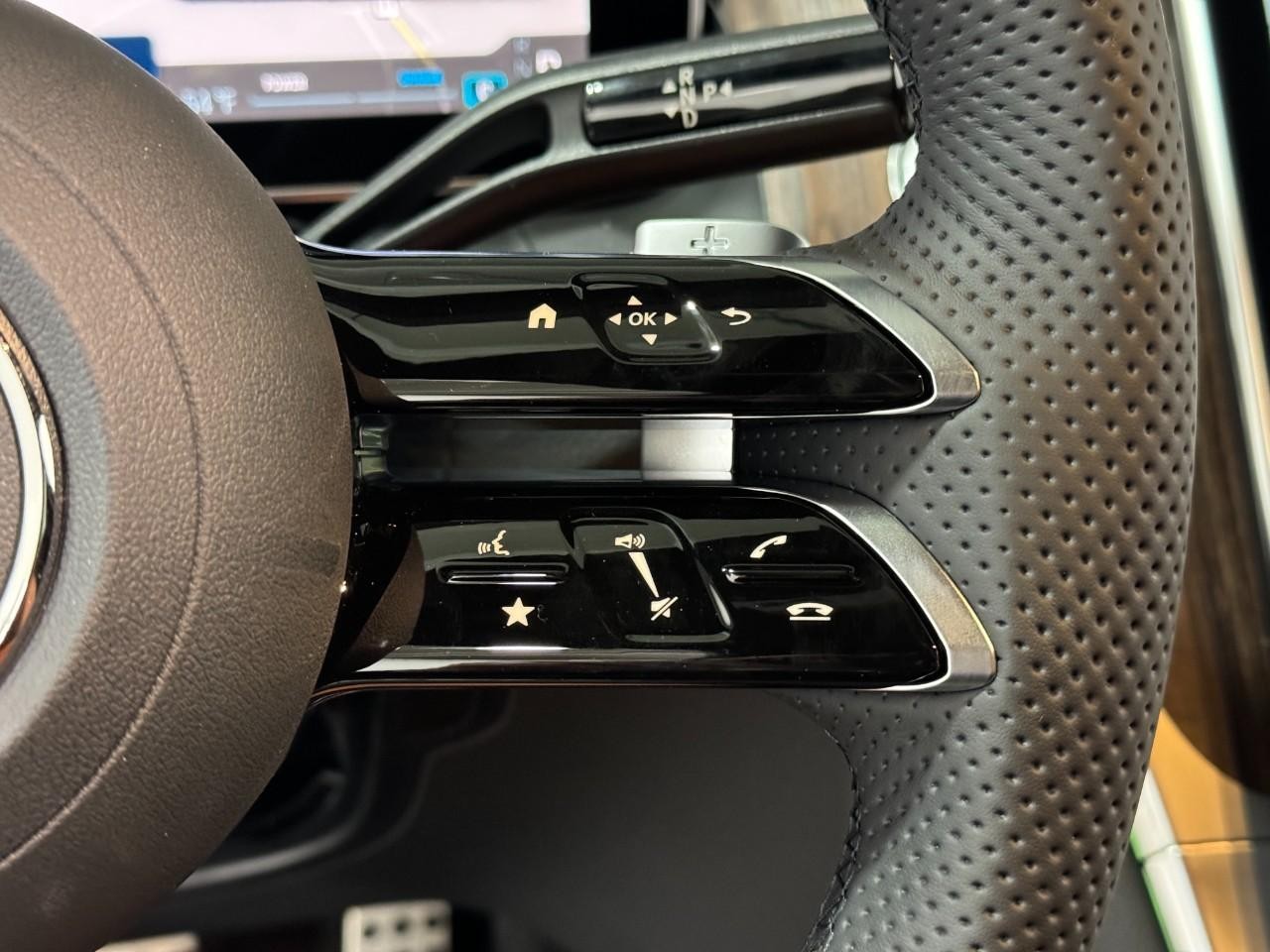 Mercedes-Benz GLC Vehicle Full-screen Gallery Image 31