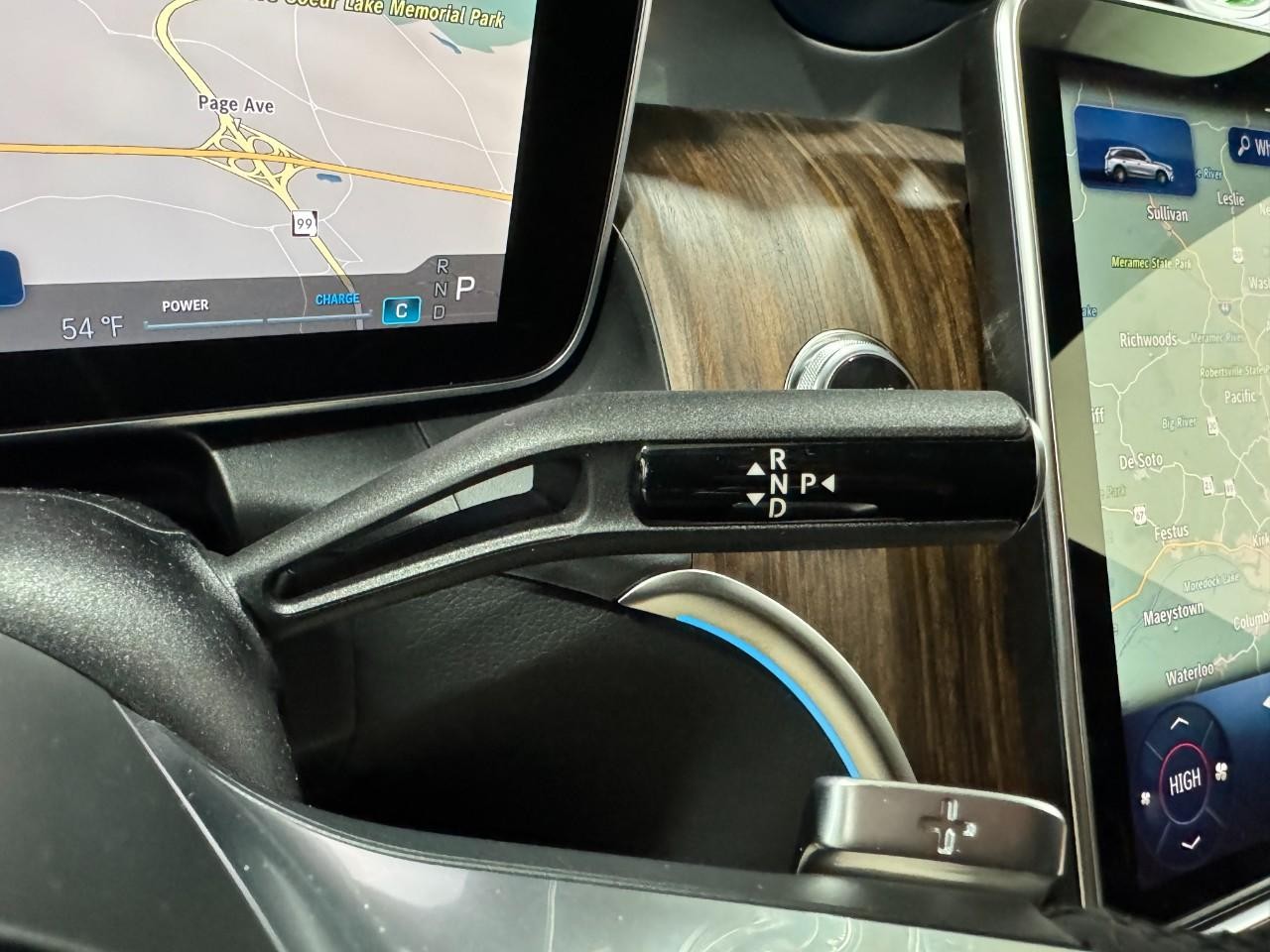 Mercedes-Benz GLC Vehicle Full-screen Gallery Image 33