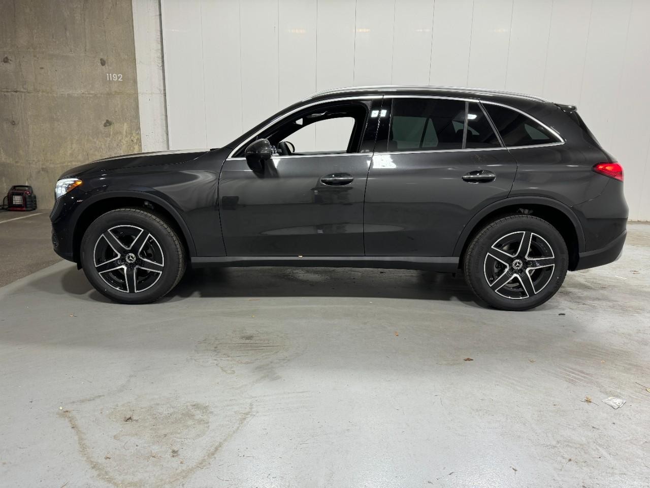 Mercedes-Benz GLC Vehicle Full-screen Gallery Image 2