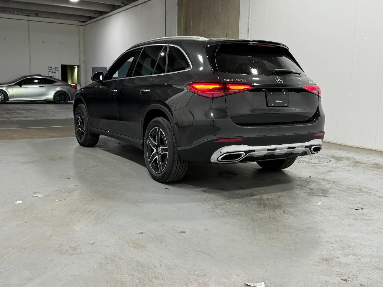 Mercedes-Benz GLC Vehicle Full-screen Gallery Image 3