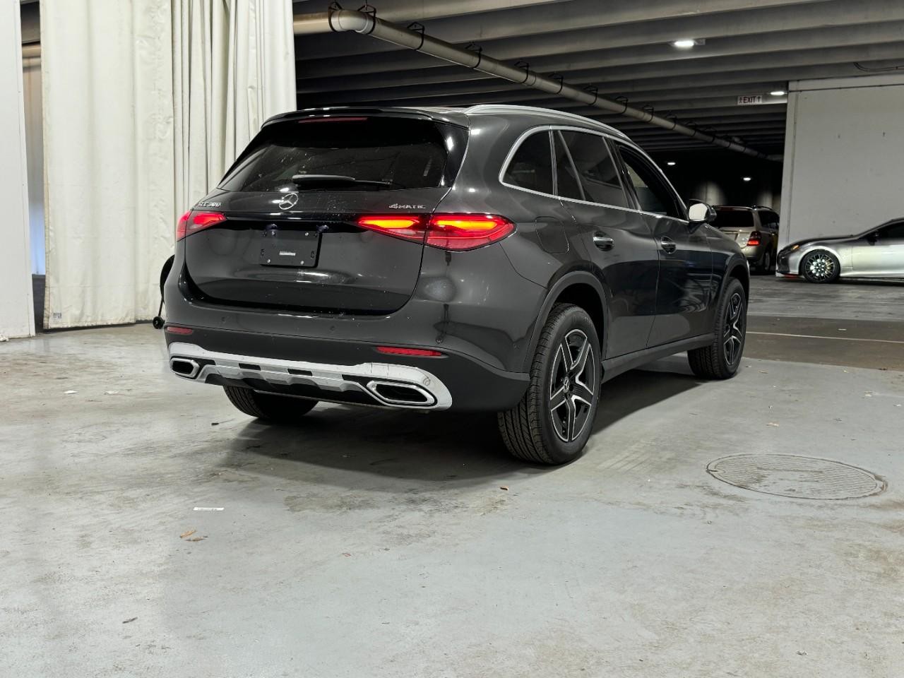 Mercedes-Benz GLC Vehicle Full-screen Gallery Image 4