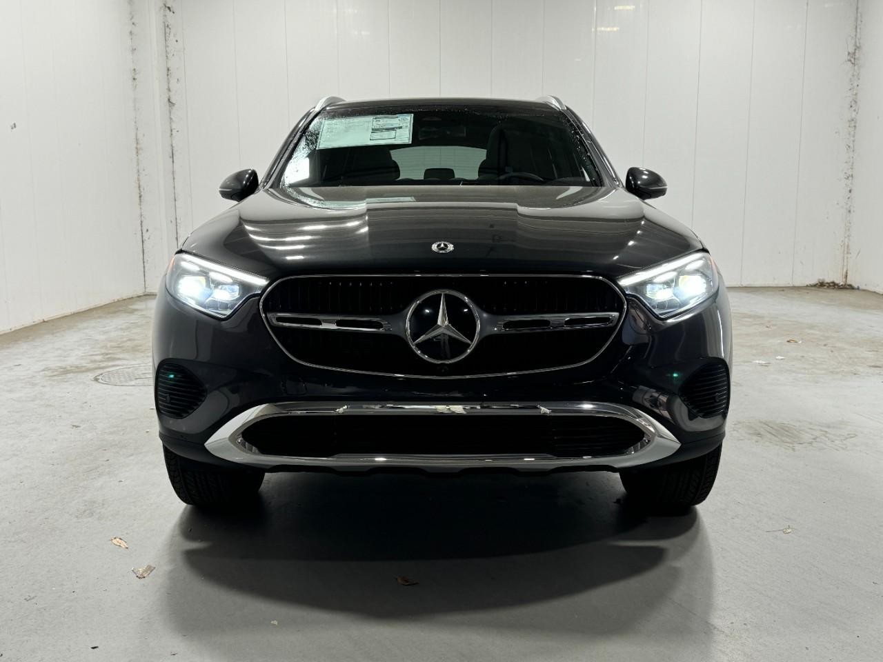 Mercedes-Benz GLC Vehicle Full-screen Gallery Image 7