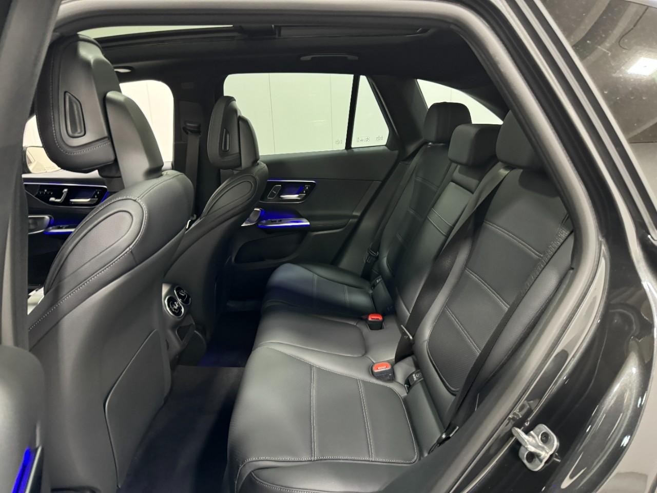 Mercedes-Benz GLC Vehicle Full-screen Gallery Image 8