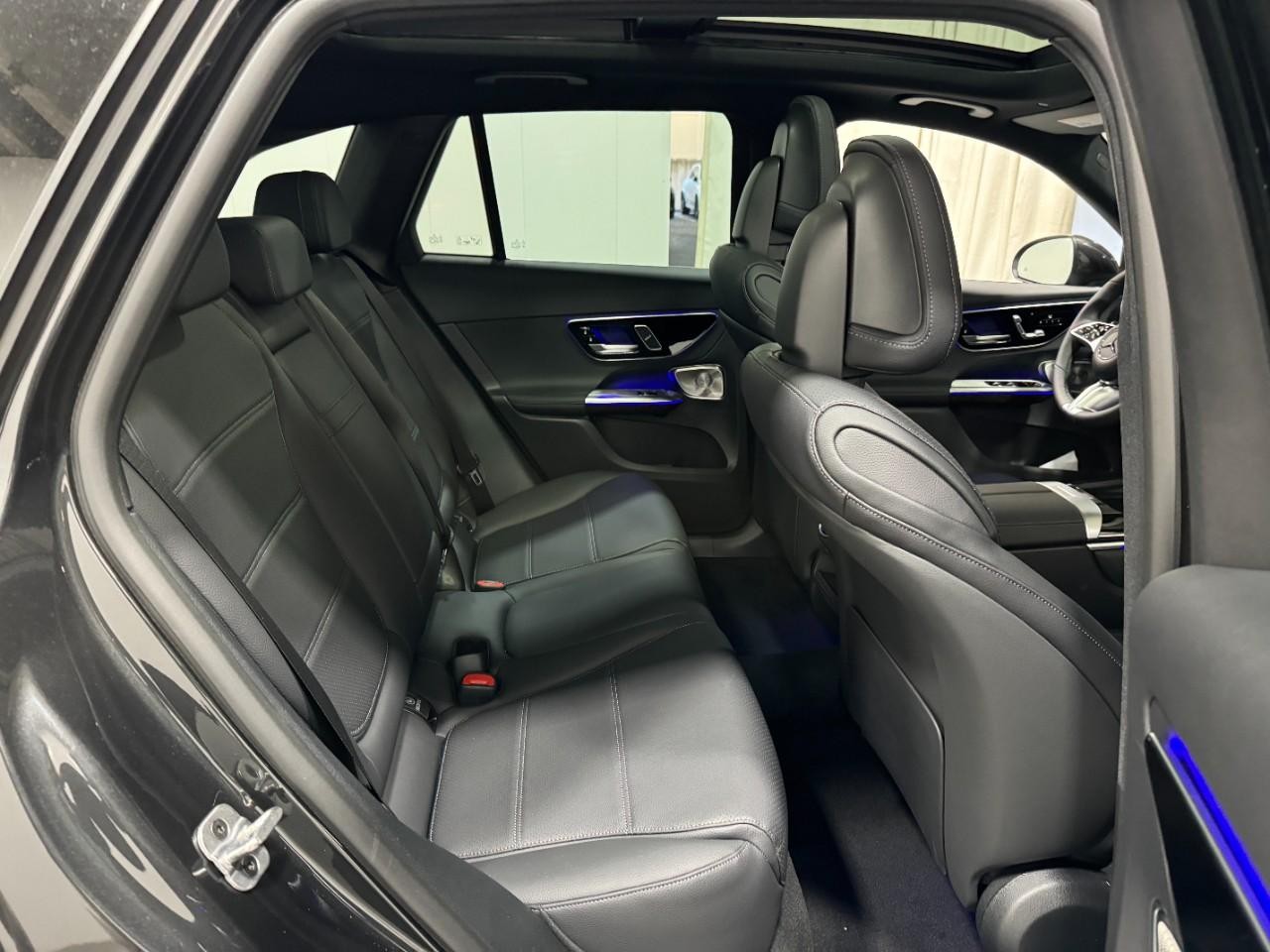 Mercedes-Benz GLC Vehicle Full-screen Gallery Image 10