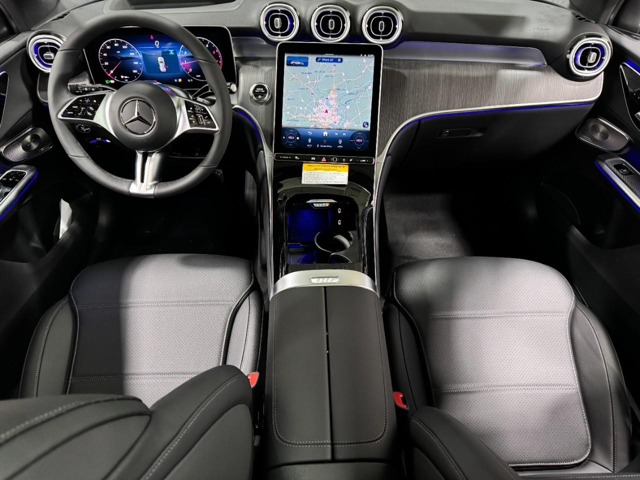 Mercedes-Benz GLC Vehicle Full-screen Gallery Image 12