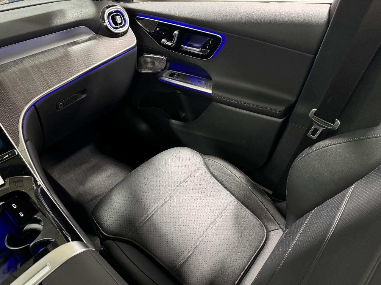 Mercedes-Benz GLC Vehicle Full-screen Gallery Image 15