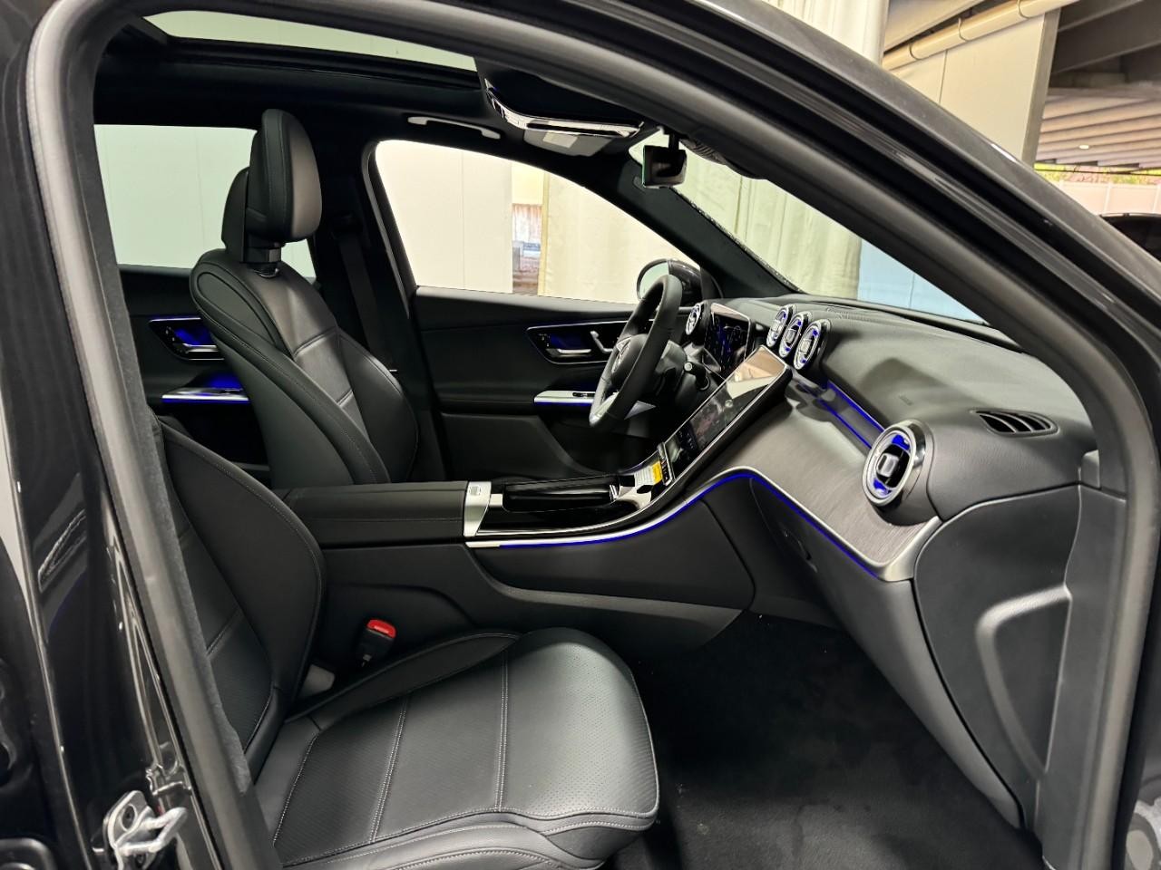 Mercedes-Benz GLC Vehicle Full-screen Gallery Image 16