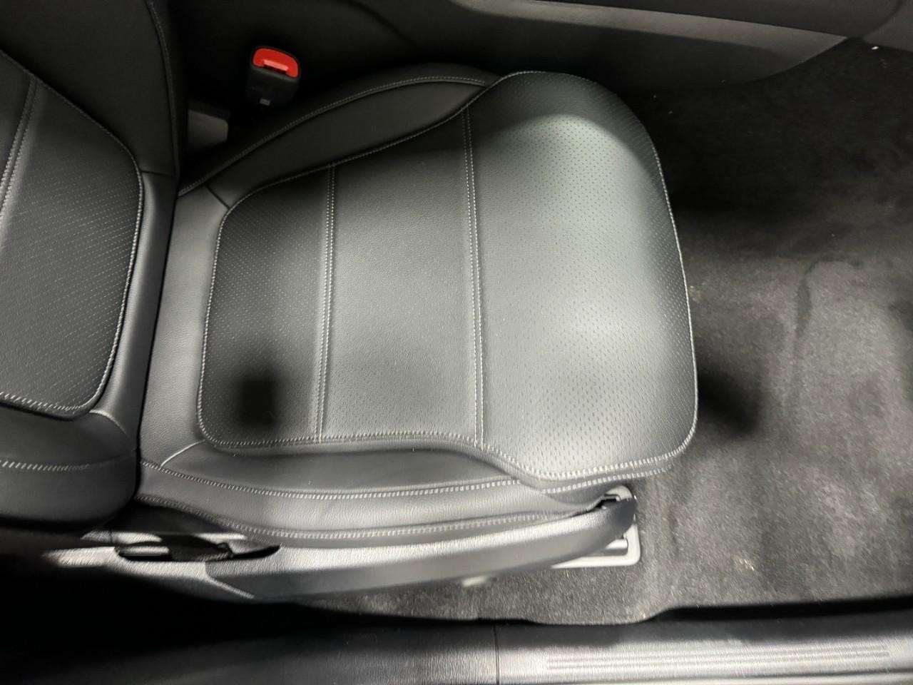 Mercedes-Benz GLC Vehicle Full-screen Gallery Image 17