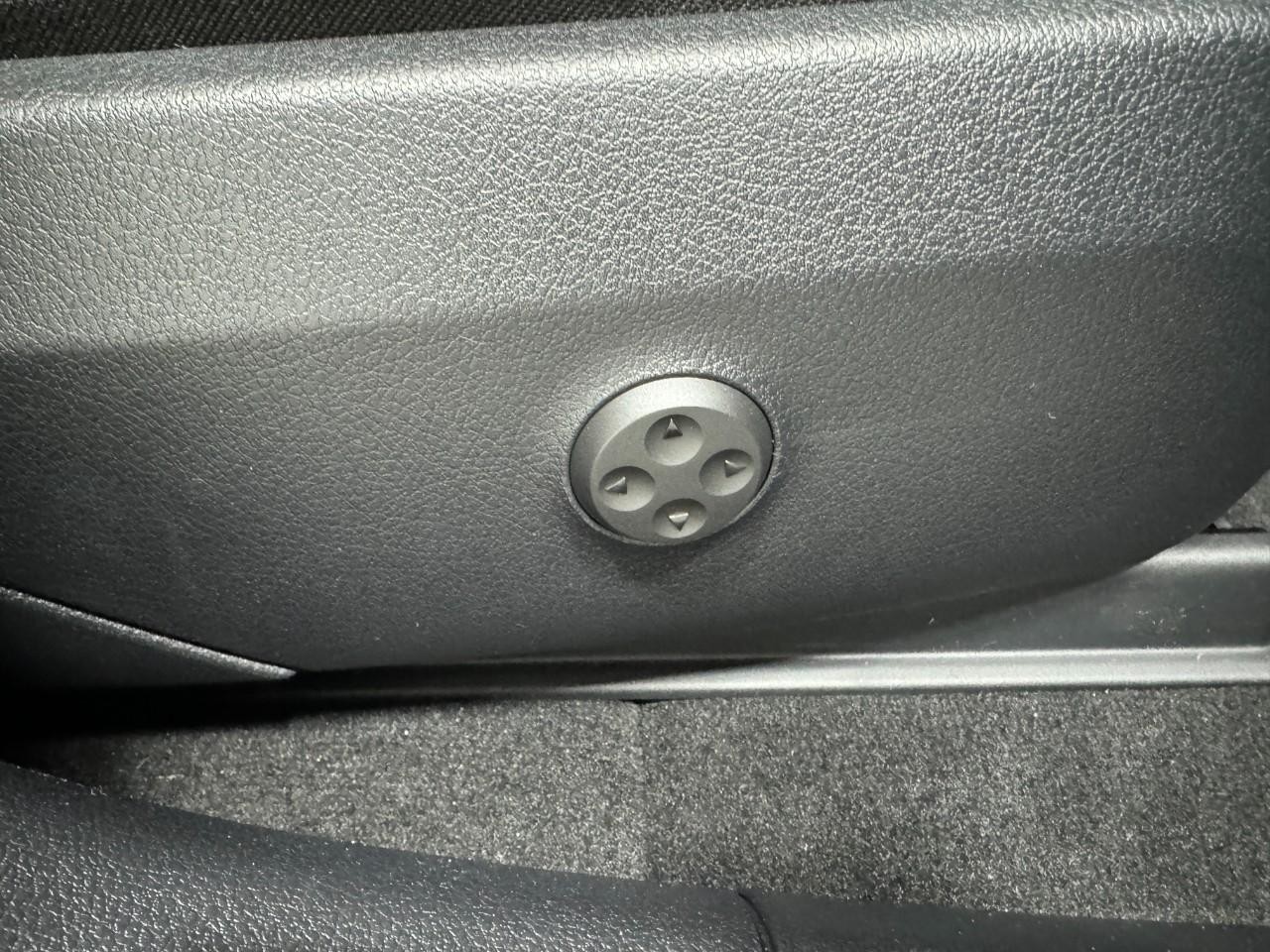 Mercedes-Benz GLC Vehicle Full-screen Gallery Image 18