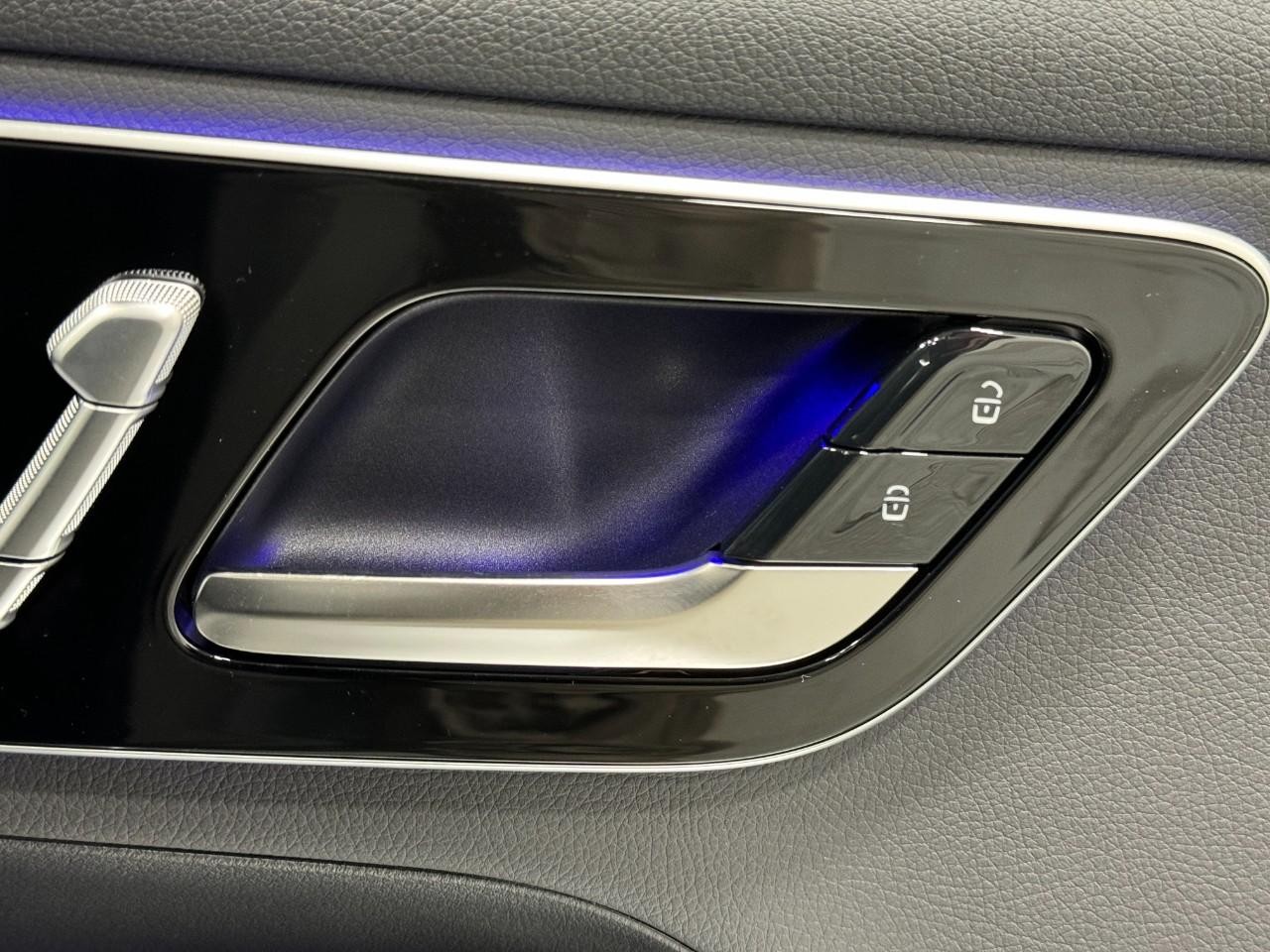 Mercedes-Benz GLC Vehicle Full-screen Gallery Image 20