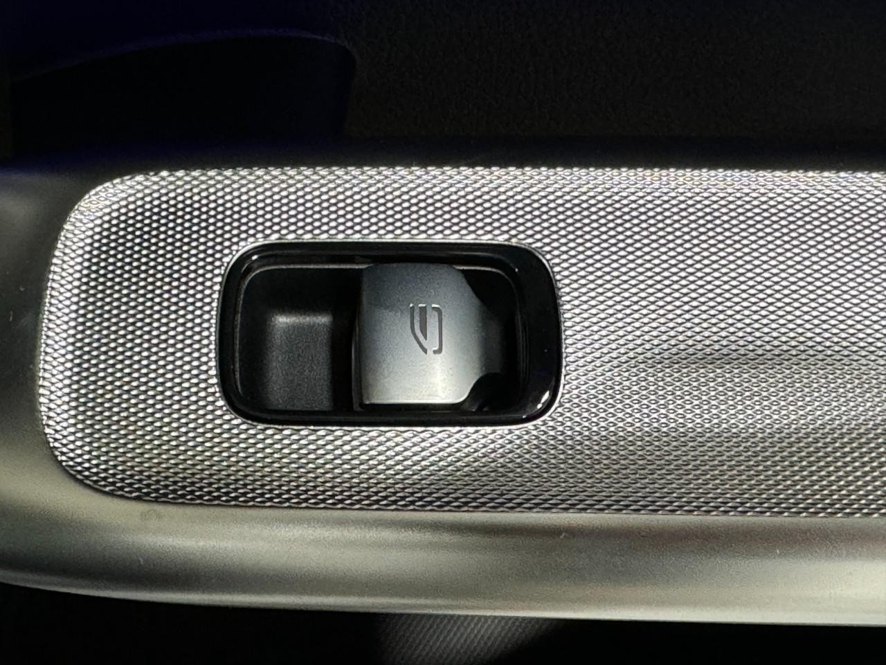 Mercedes-Benz GLC Vehicle Full-screen Gallery Image 21