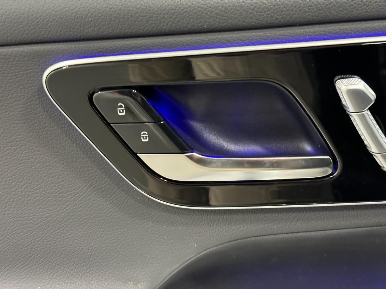 Mercedes-Benz GLC Vehicle Full-screen Gallery Image 23